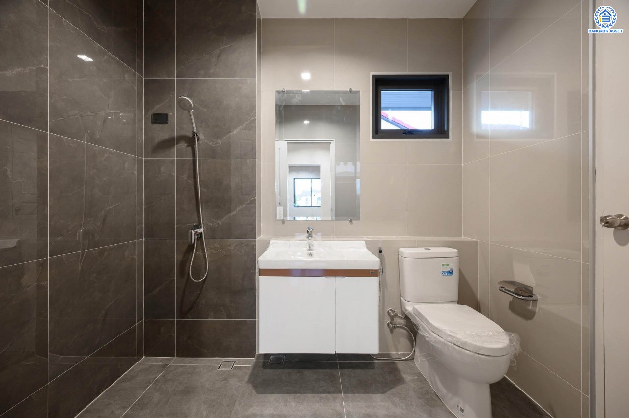 บ้านเดี่ยวฟิลคฤหาสน์มือสองตกแต่งใหม่ แบรนด์ LH ดีไซน์สุดหรูหรา โครงการ ลดาวัลย์ ปิ่นเกล้า เนื้อที่ 214 ตร.ว. บนพื้นที่ใช้สอยถึง 553.48 ตร.ม. ฟังก์ชันจัดเต็ม 4 ห้องนอน 5 ห้องน้ำ 1 ห้องอเนกประสงค์ 1 ห้องแม่บ้าน จอดรถได้ถึง 2 คัน ทำเลติดถนนบรมราชชนนี เชื่อมต่อหลายเส้นทาง ใกล้มหาวิทยาลัยมหิดล และเซ็นทรัลศาลายา